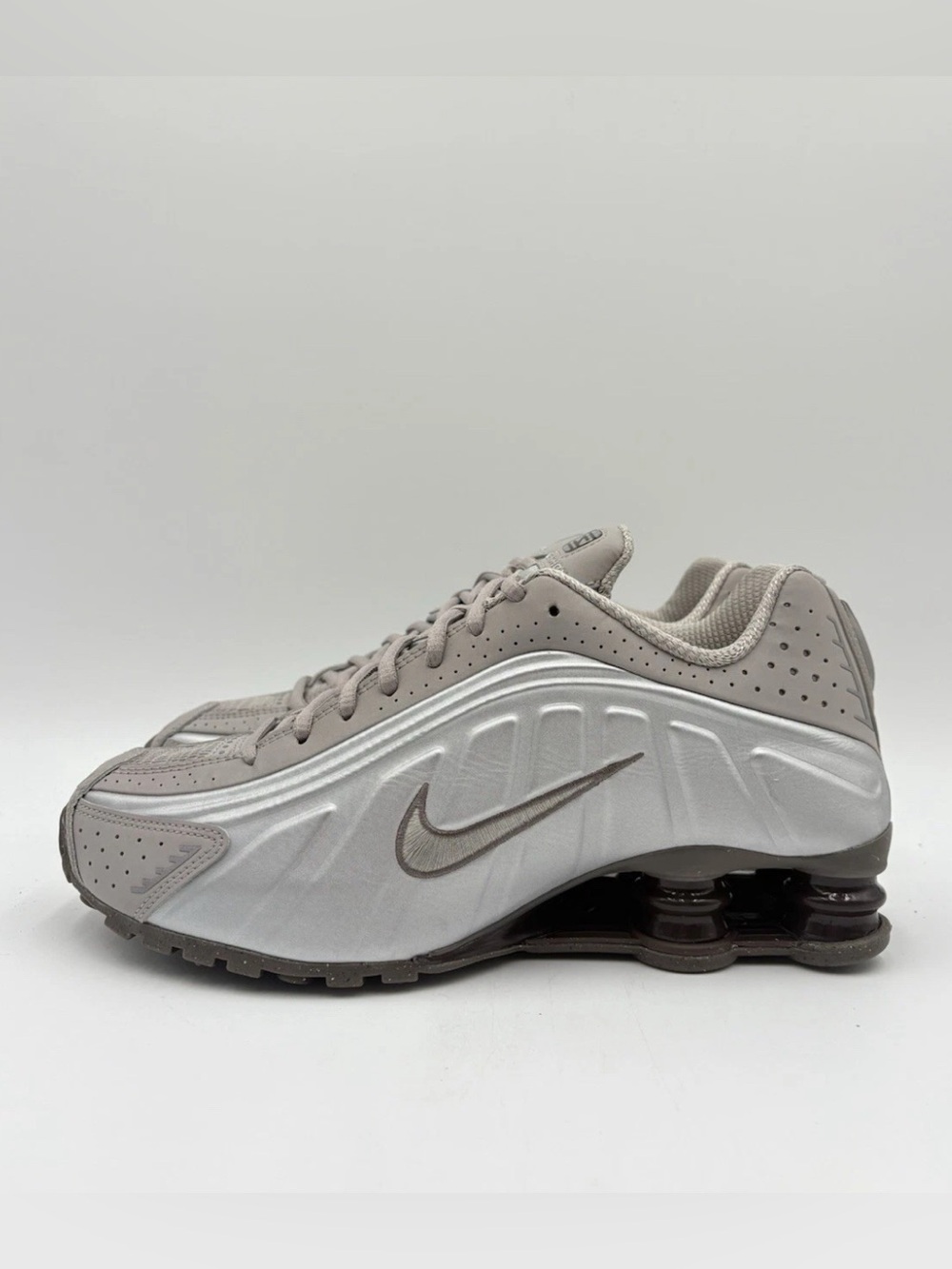 Nike Men’s Shox R4 Size 11 Cave Stone |HQ1988-200|